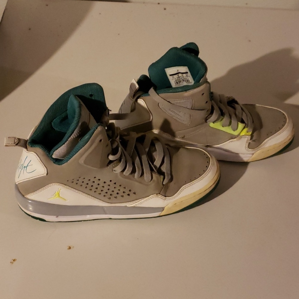 Nike Jordan's sz 7y